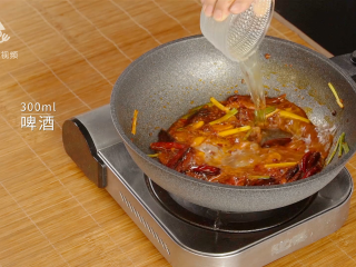 9、简单易做的啤酒烧虾尾,父亲节的最佳下酒菜,加入300ml啤酒