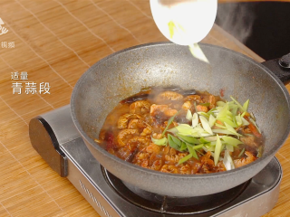 16、简单易做的啤酒烧虾尾,父亲节的最佳下酒菜,加入适量青蒜段