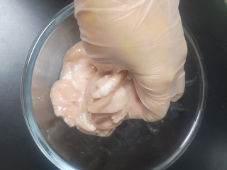 6、洋葱炒肉片,揉捏带点小按摩均匀