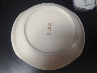 9、洋葱炒肉片,盖住腌制20-30分钟（利用腌制的时间去做其它）