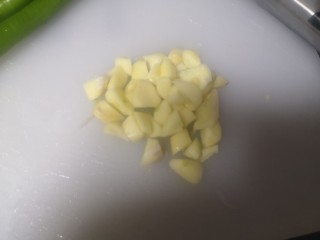 11、洋葱炒肉片,蒜子切粒