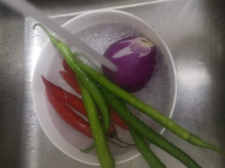 10、洋葱炒肉片,洋葱，双椒洗净