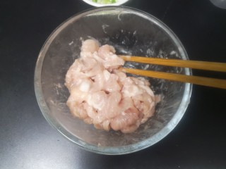 16、洋葱炒肉片,时间到或延时腌肉会出小许水，用筷子再次搅拌一下无水状态即可