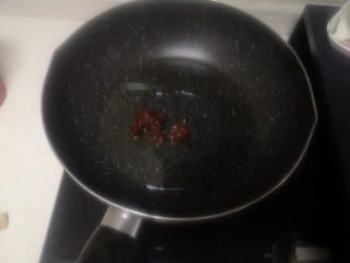 17、洋葱炒肉片,冷锅下适量油+豆瓣酱20g