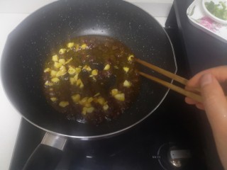 19、洋葱炒肉片,下蒜粒炒几下蒜香味出来