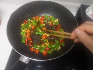 20、洋葱炒肉片,下双椒圈炒几下