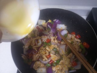 24、洋葱炒肉片,炒3，4下加生抽少许，老抽少许（老抽不易多起到上色）