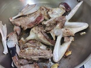 2、海参虫草炖水鸭【内附海参泡发方法】,宰好弄干净的水鸭切大块，去除鸭子身上的皮，汤会减少油脂。大火烧热锅，放适量食用油，爆香姜片，水鸭放进去翻炒5分钟左右，收干表面血水。