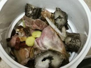 3、海参虫草炖水鸭【内附海参泡发方法】,提前泡发好海参（下面小帖士有泡发海参方法），切小段。