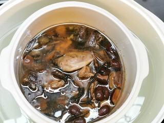 7、海参虫草炖水鸭【内附海参泡发方法】,炖够时间，加盐调味。