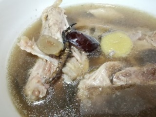 8、海参虫草炖水鸭【内附海参泡发方法】,汤色浓，不油腻，香气扑鼻。