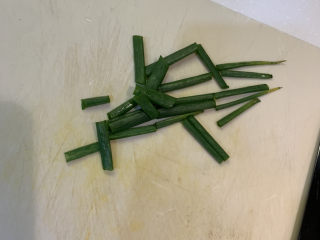 1、肠粉料汁配方,葱洗干净，沥干水切段