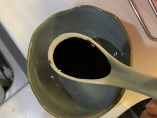 2、肠粉料汁配方,碗里加入1勺老抽