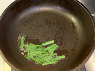 7、肠粉料汁配方,冷锅热油，放入切好的葱段，小火慢煎