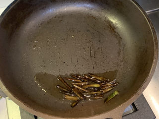 8、肠粉料汁配方,煎至5成熟，把葱捞出锅，扔掉