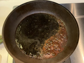 10、肠粉料汁配方,倒入调好的料汁，煮开后就可以装出来了