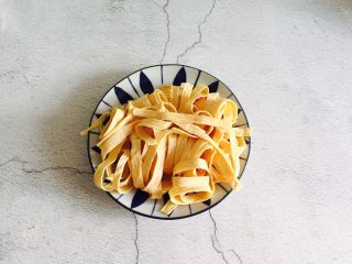 3、凉拌豆腐皮,装盘备用