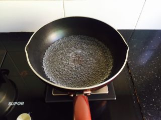 5、凉拌豆腐皮,锅中加入饮用水大火烧开