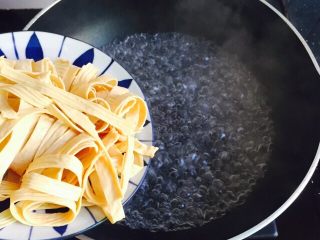 6、凉拌豆腐皮,倒入切丝的豆腐皮