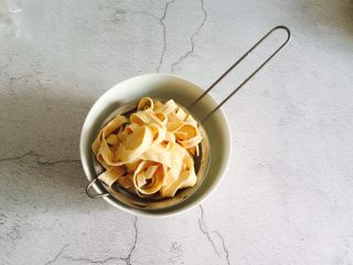 9、凉拌豆腐皮,沥干水分备用