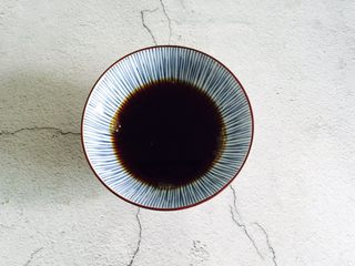 11、凉拌豆腐皮,取一个碗调汁：3勺美极鲜味汁、2勺香醋、1小茶匙白砂糖、适量的盐和水兑匀备用