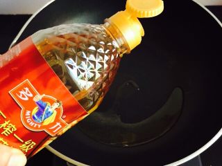 12、凉拌豆腐皮,锅中倒入花生油加热至七成热