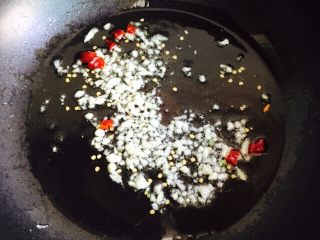 15、凉拌豆腐皮,小火煸香即可