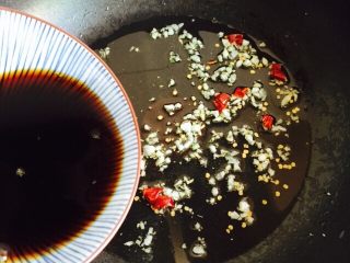 16、凉拌豆腐皮,倒入调料汁即可关火，盛入碗里备用