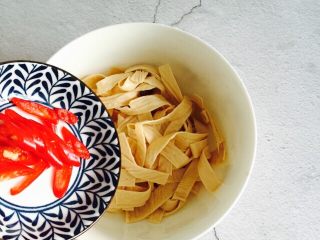 17、凉拌豆腐皮,加入红椒
