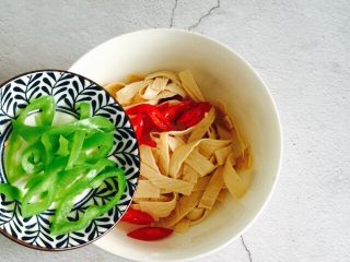 18、凉拌豆腐皮,加入青椒