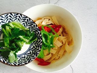 19、凉拌豆腐皮,加入香菜