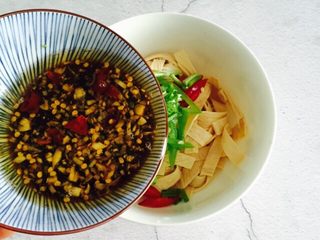 20、凉拌豆腐皮,倒入调料汁