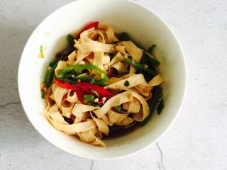 21、凉拌豆腐皮,搅拌均匀即可食用