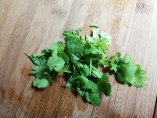 2、蒜泥皮冻,香菜洗净切碎