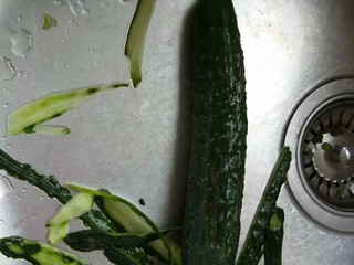 2、酸辣黄瓜条,黄瓜两条去皮洗干净。