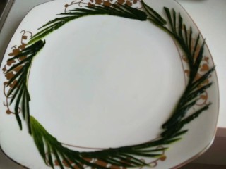 3、酸辣黄瓜条,黄瓜皮用来点缀。