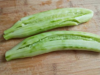 4、酸辣黄瓜条,黄瓜拍扁切成小条。