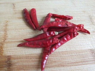 5、酸辣黄瓜条,干辣椒不是很辣就多放了。