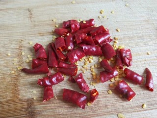 6、酸辣黄瓜条,干辣椒剪短。