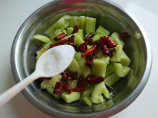 9、酸辣黄瓜条,加入盐。
