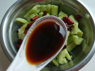 11、酸辣黄瓜条,加入生抽。