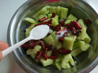 10、酸辣黄瓜条,加入味精。