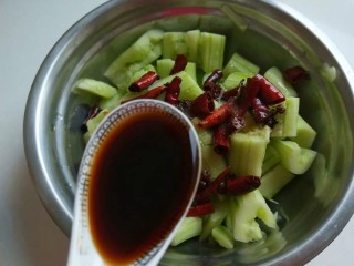 12、酸辣黄瓜条,加入陈醋。