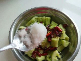 13、酸辣黄瓜条,加入白糖搅拌均匀即可。