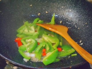 10、青椒炒腐竹,大火翻炒至2-3分钟