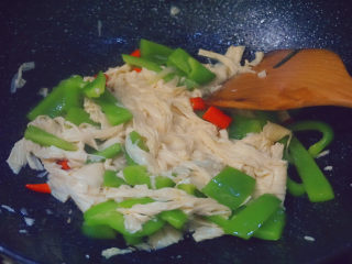 15、青椒炒腐竹,翻炒均匀即可上锅