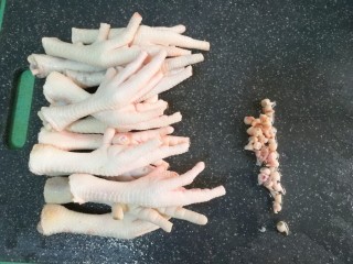 1、柠檬鸡爪,鸡爪清洗干净，切去指甲