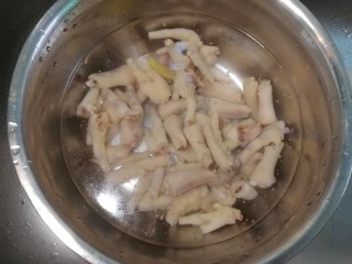 5、柠檬鸡爪,煮好的鸡爪捞起来放入冰水中泡一会