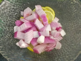 12、柠檬鸡爪,再放入洋葱