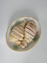 3、口水鸡,琵琶腿捞出沥水，待鸡皮微干，剔去骨头，切块后装在盘中。